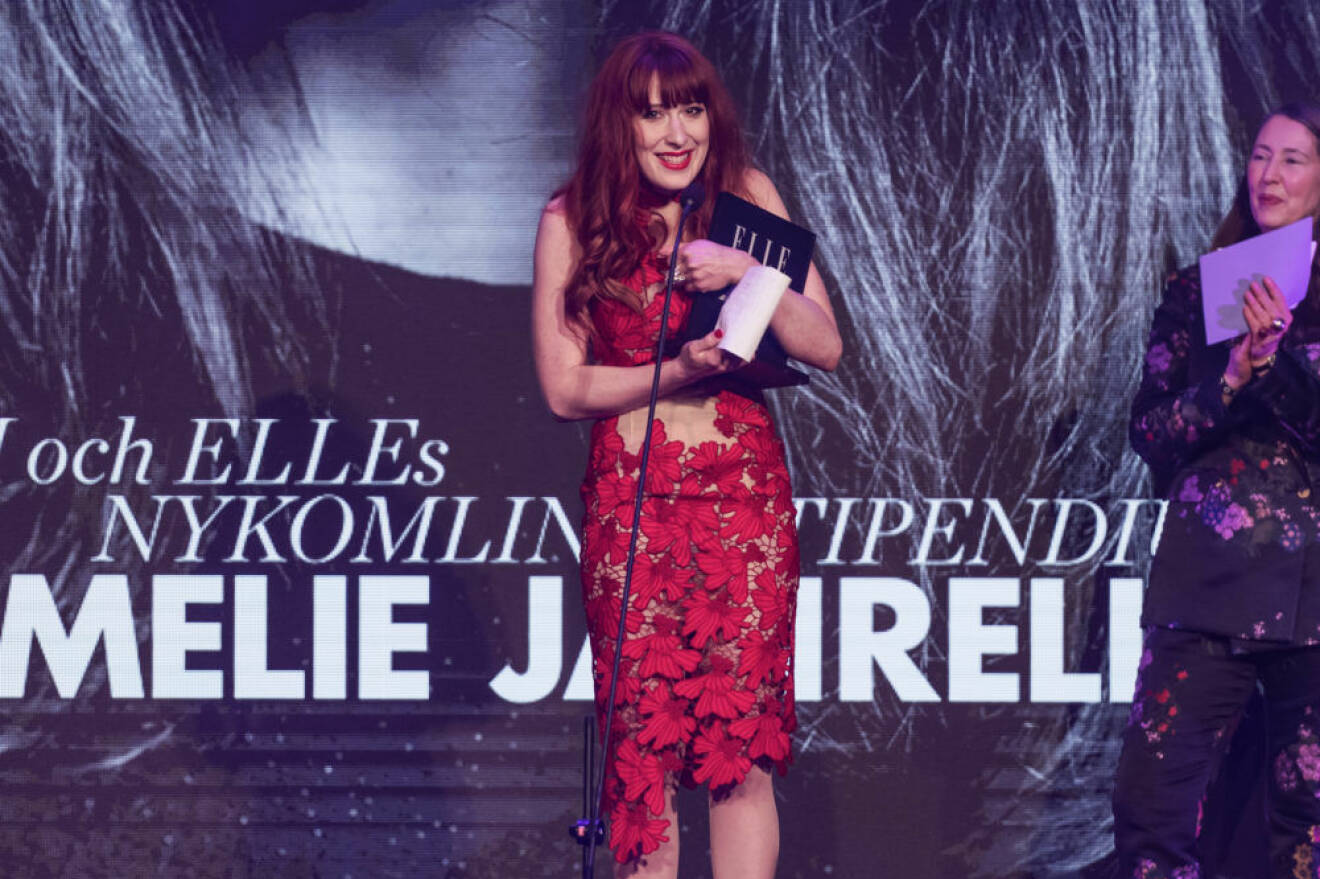 Emelie Janrell fick ta emot H&M och ELLEs nykomlingsstipendium