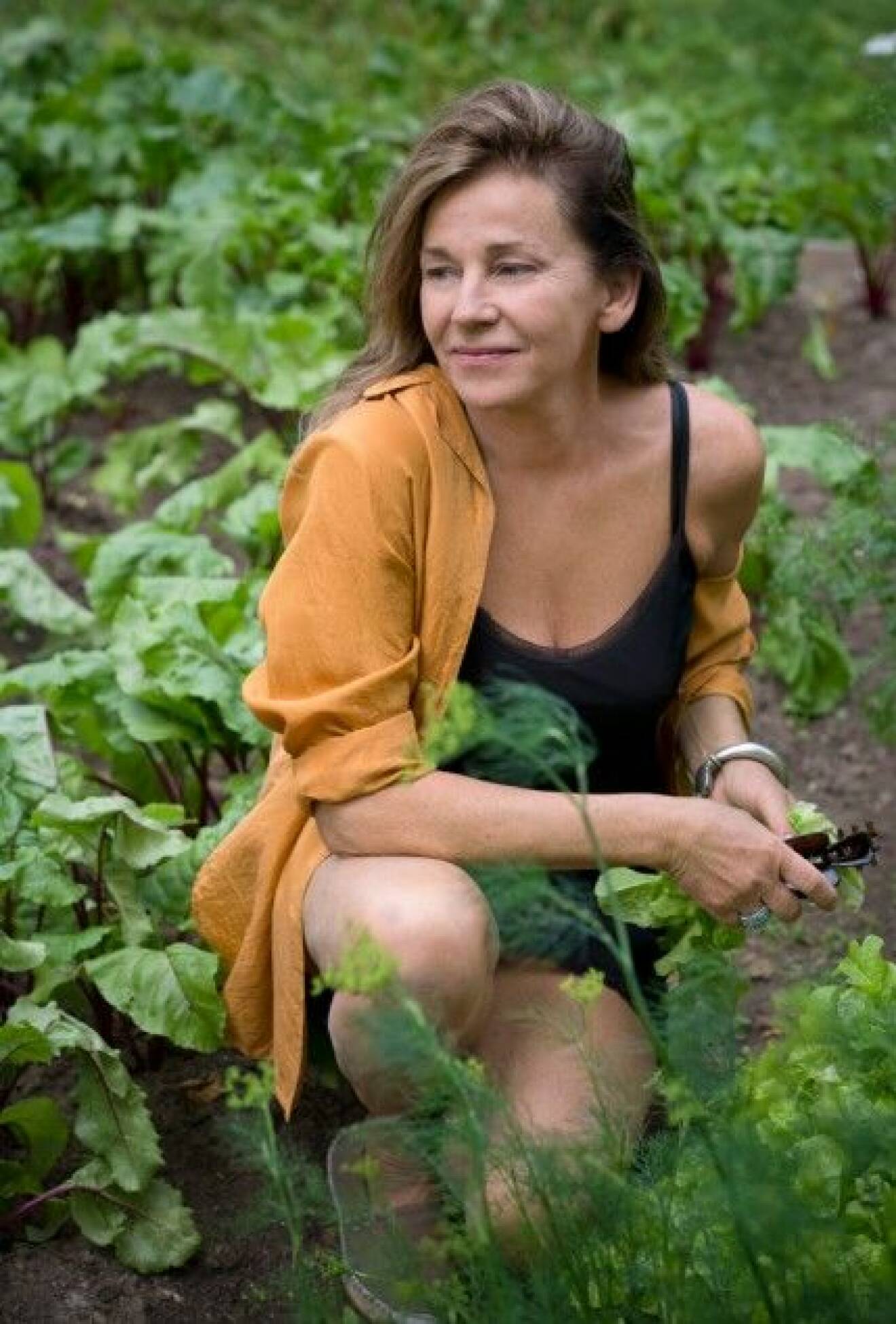 Daphne Strååt bland rödbetsblasten i trädgårdslandet. 