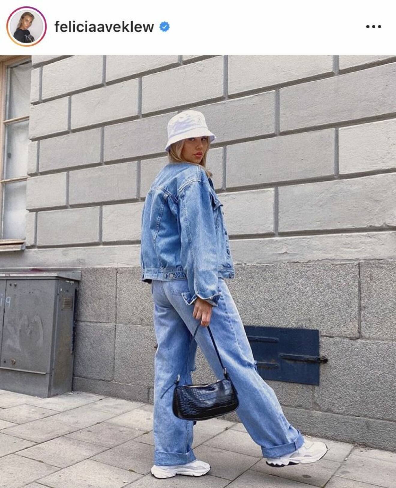 Felicia Aveklew i helkroppsbild iklädd jeansjacka och jeans