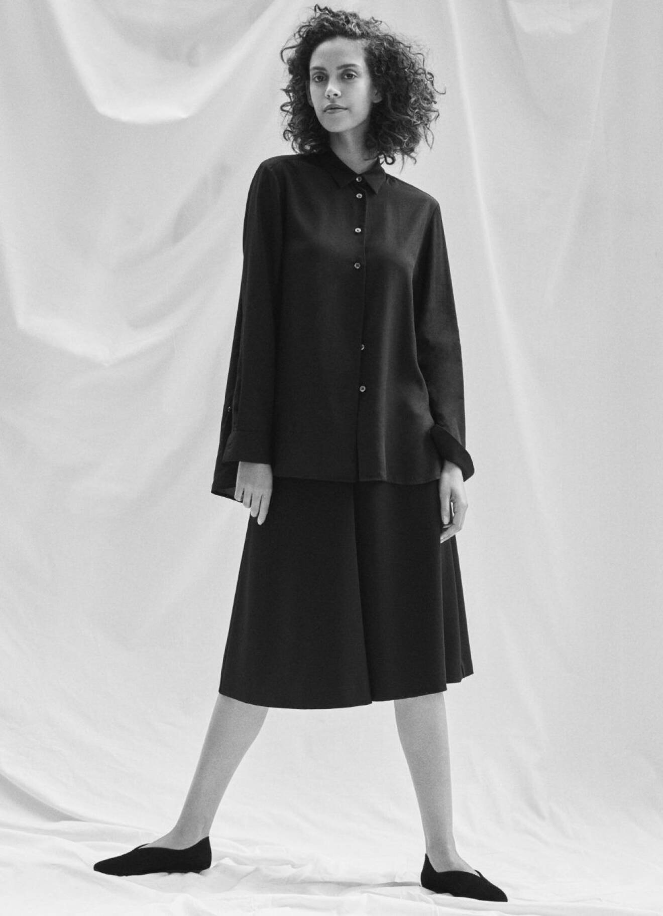 Kampanj med nyckelplagg från Filippa K, svart skjorta och kjol.