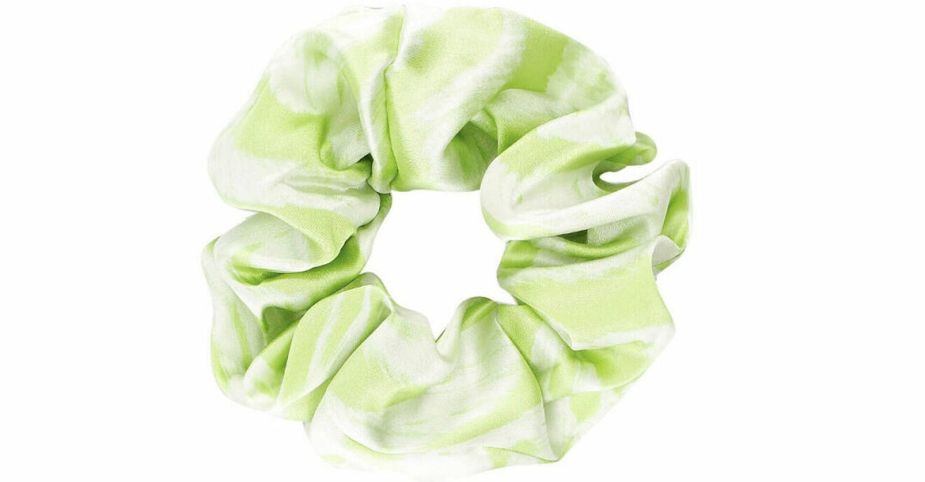 Grön stretchig sidenscrunchie från Ganni.