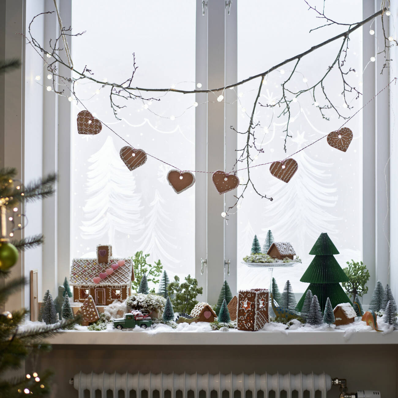 julstad på fönsterbrädet