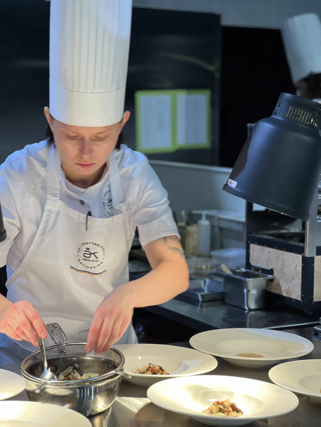 Desirée stod stadigt i den intensiva konkurrensen och visade ett enastående ledarskap i köket.