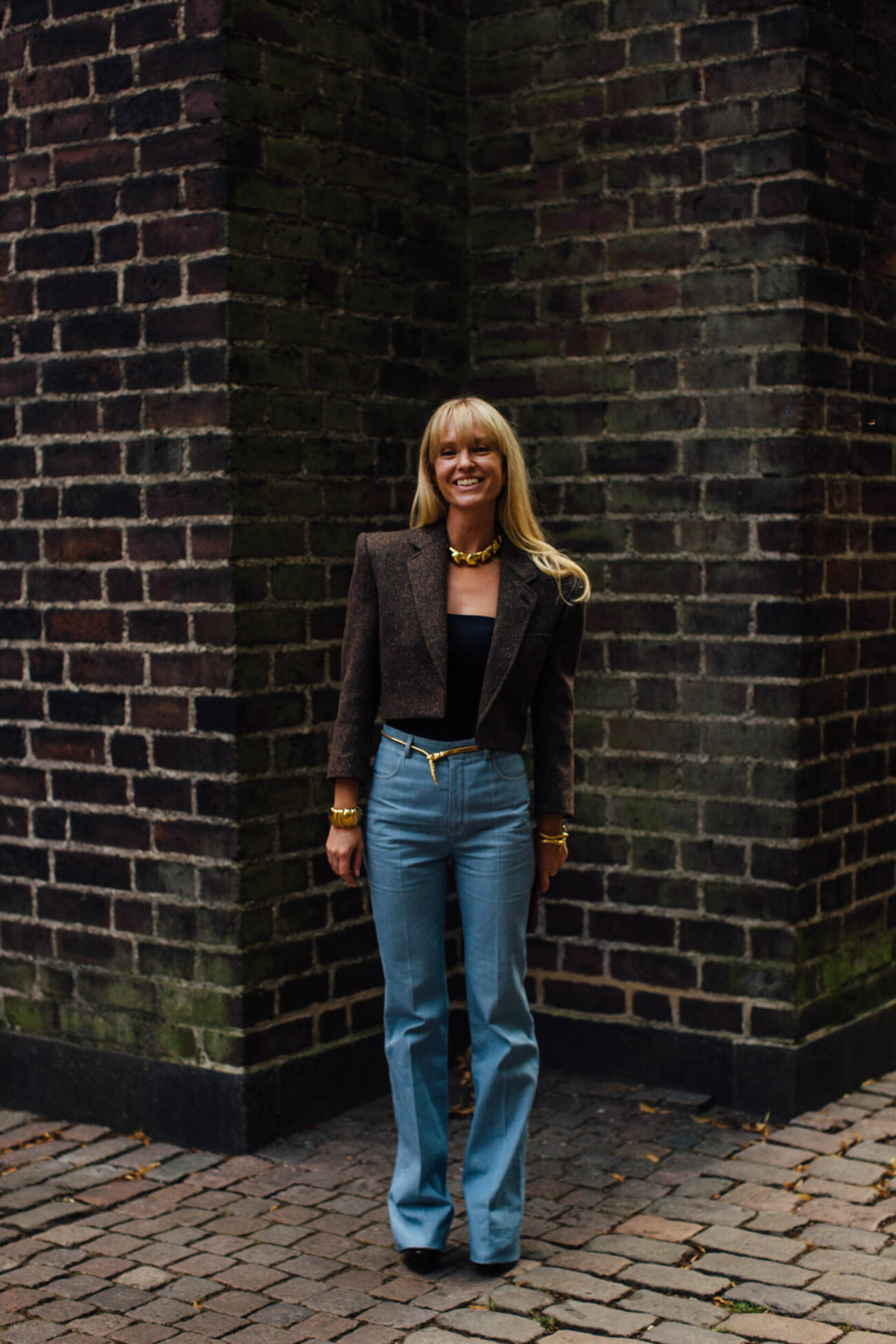 Jeanette Madsen – streetstyle med jeans, kavaj och stort halsband