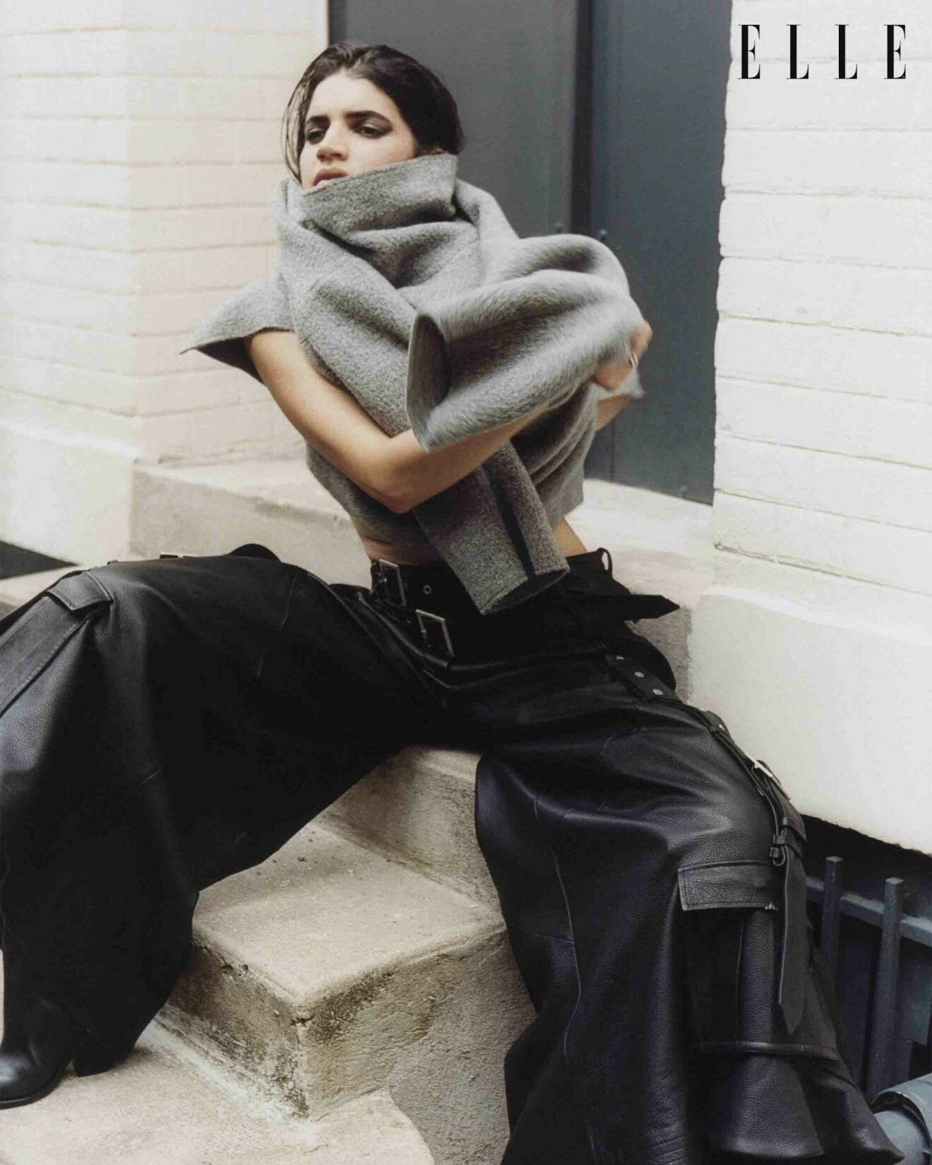 Fotomodellen bär vida svarta byxor från Jarel Zhang och en frå tröja från Gauchere