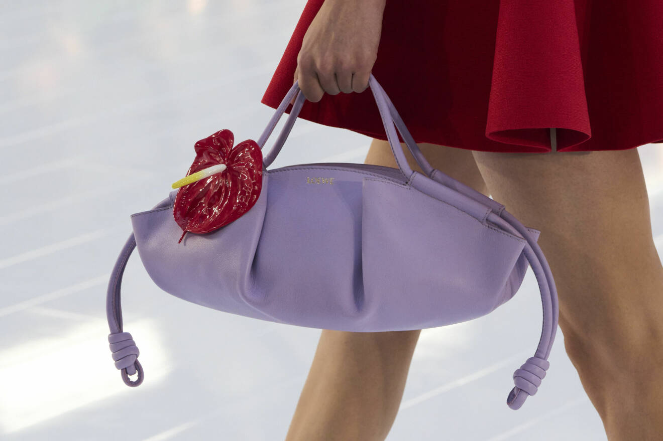 Ovalformad väska i lavendel med flamingoblomma detalj. Loewe SS23
