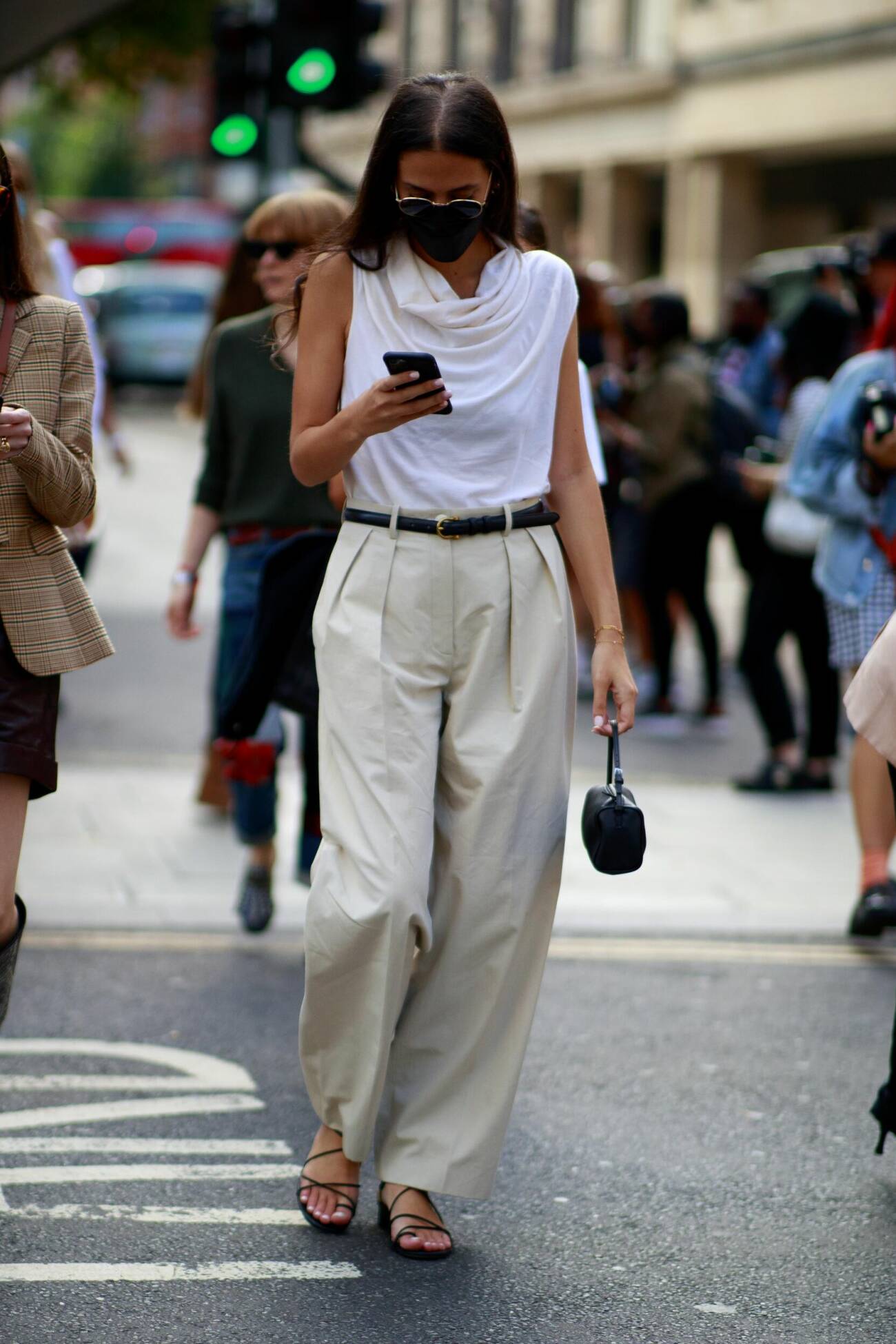 london fashion week streetstyle. beige byxa.