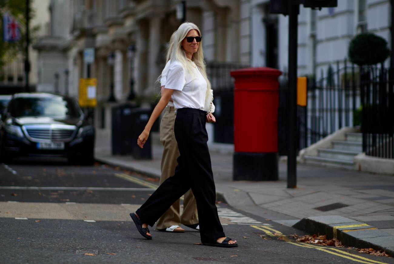 svarta byxor och vit t.shirt london fashion week streetstyle.