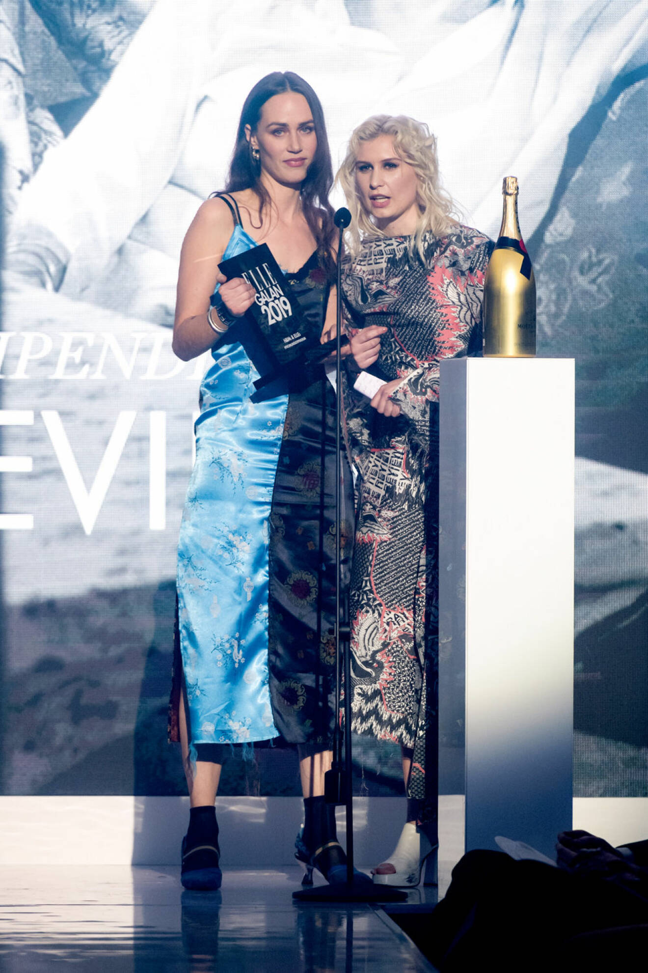 Josephine och Livia från Rave Review bjöd på modevisning under ELLE-galan 2019. 