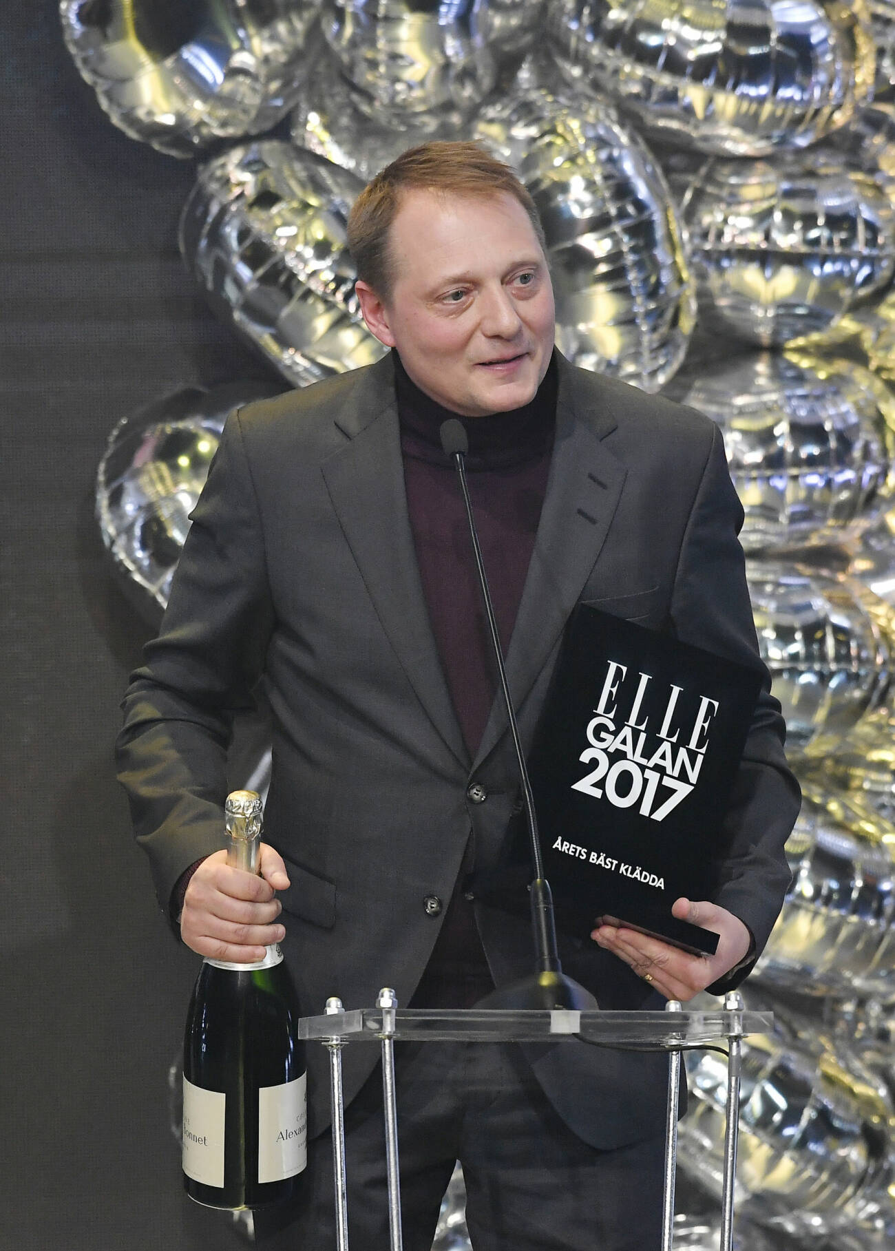 Magnus Carlsson vinner "Årets bäst klädda man" på ELLE-galan 2017.