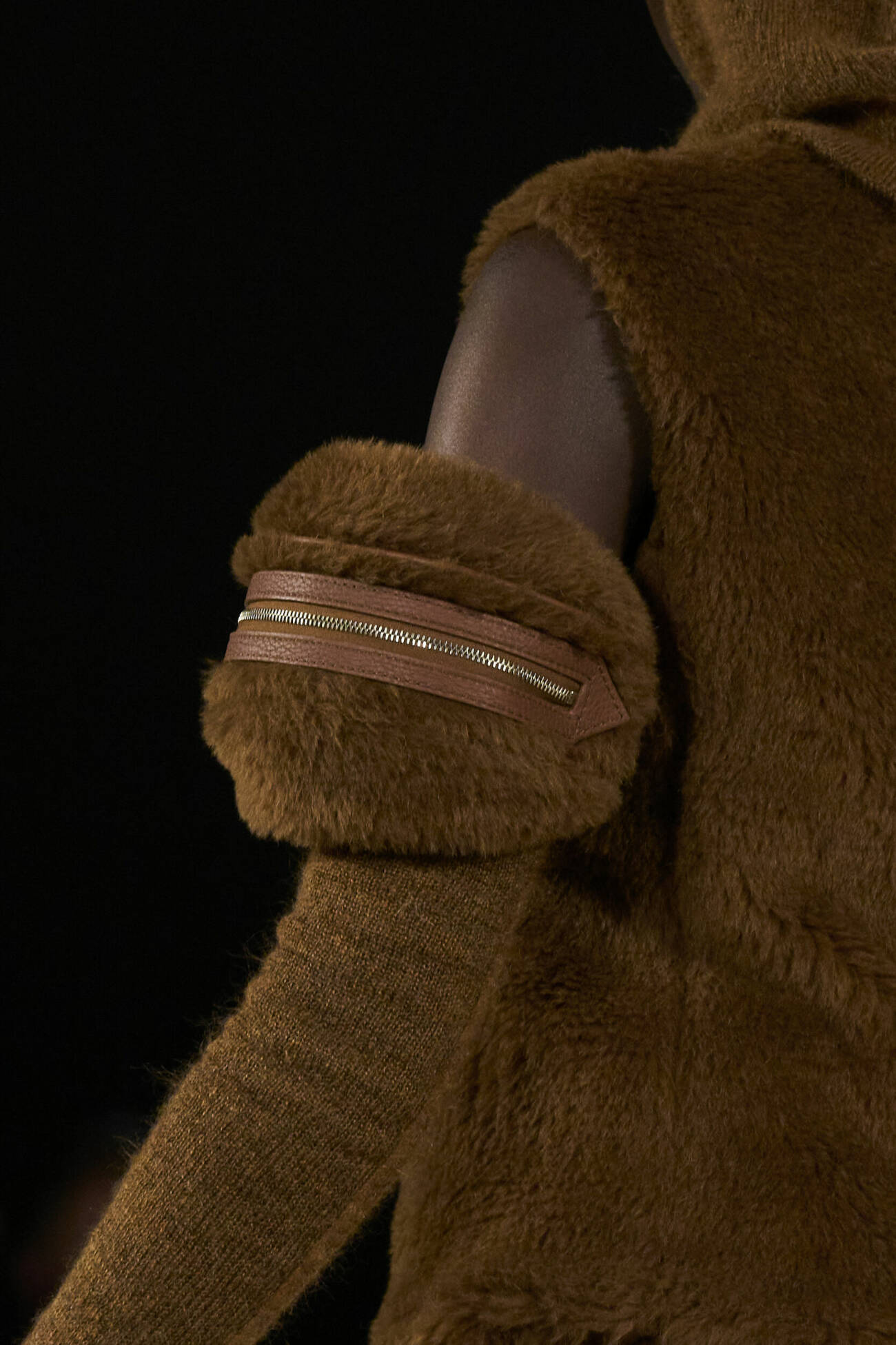 Max mara levererar en mysigt brund teddy variant! Här har modellen väskan högt upp på armen istället för handleden.