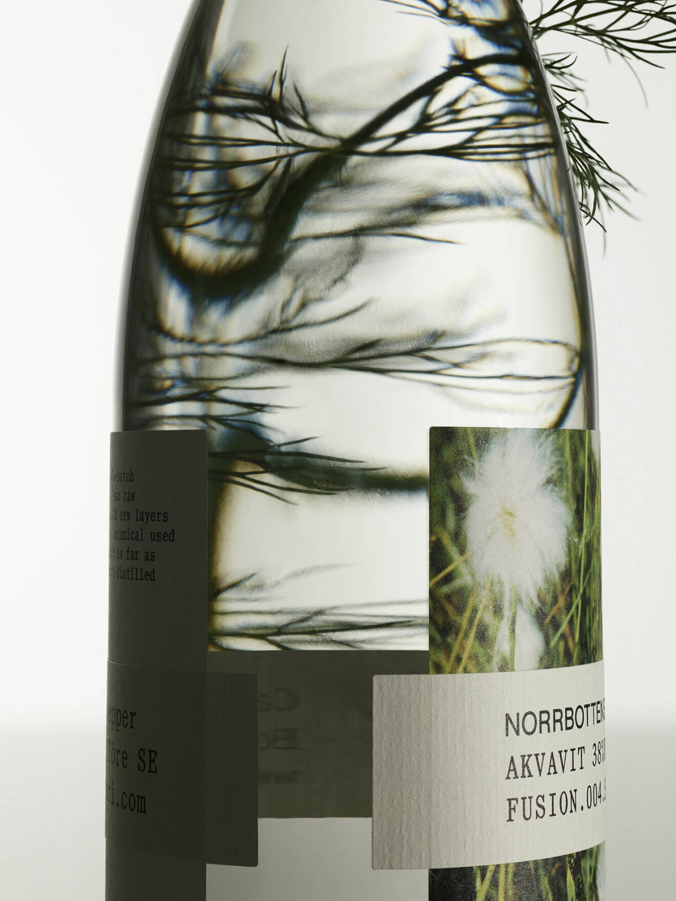 Flaskor, logga och etiketter har fått sig en uppdaterad design – en design som speglar destilleriets lokala hemvist och globala ambitioner.