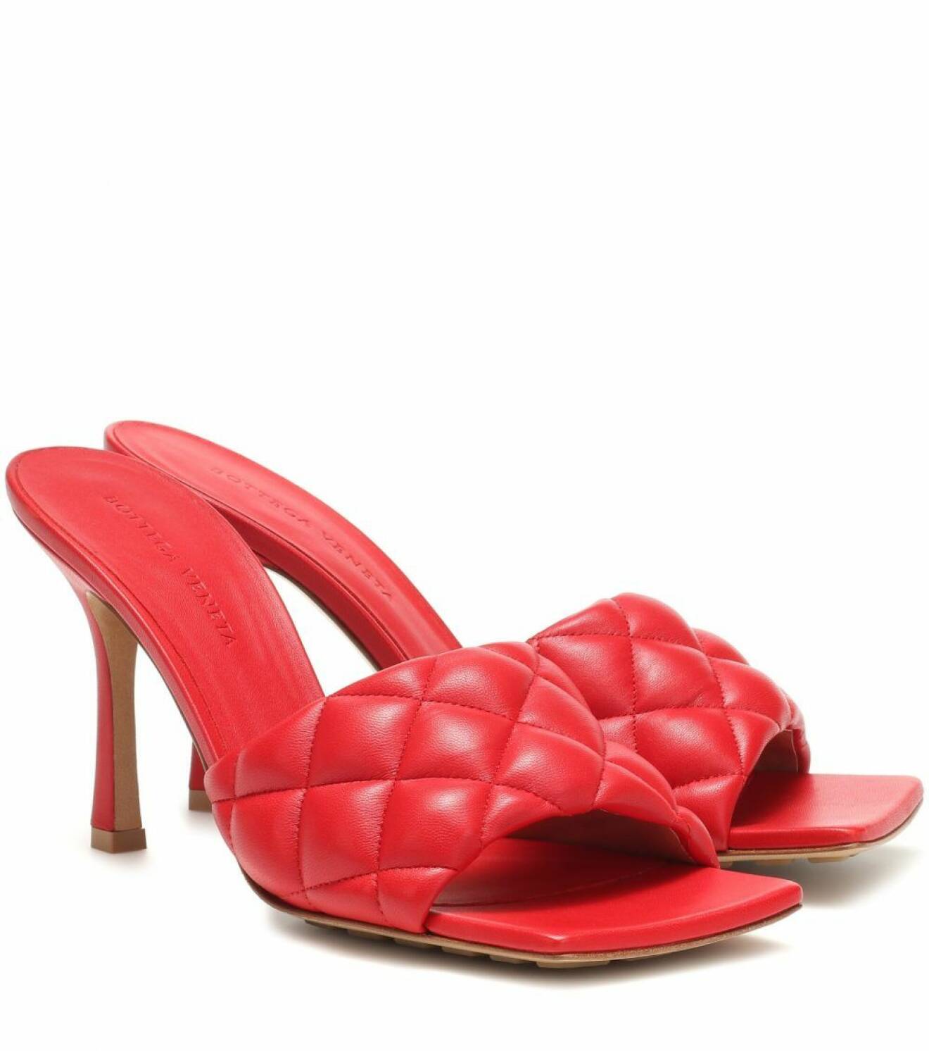 It-skorna just nu! Quilted leather sandals med hög klack och quiltad detalj, även dessa i samma färgstarka nyans av röd. 