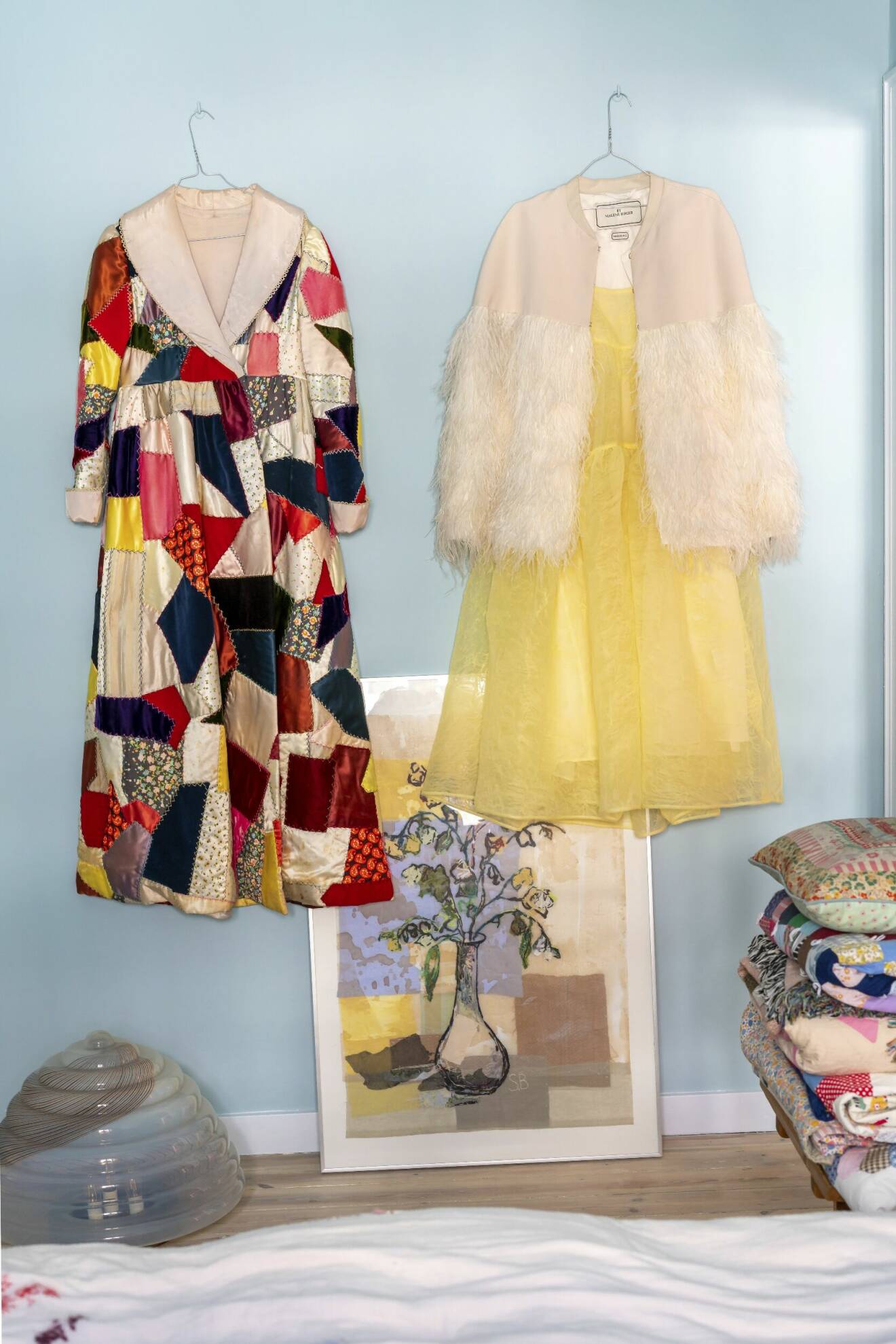 Muranolampa i glas och vintageklänningar