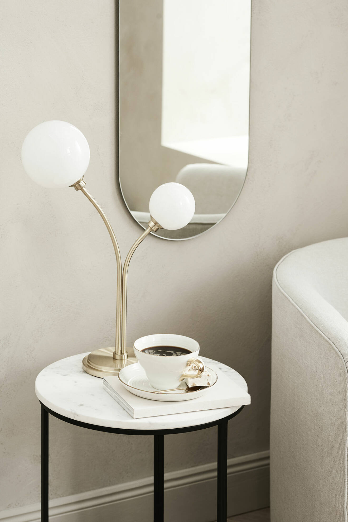 Retroglammig spegel och lampa till ett sovrum i hotellstil