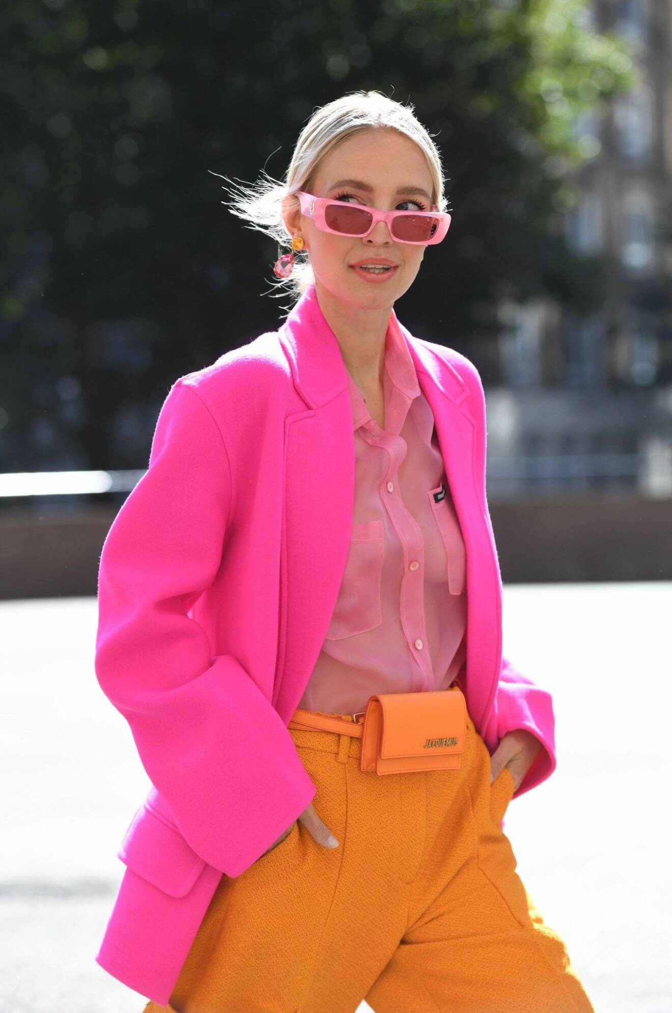 Leonie Hanne i rosa kavaj och rosa solglasögon