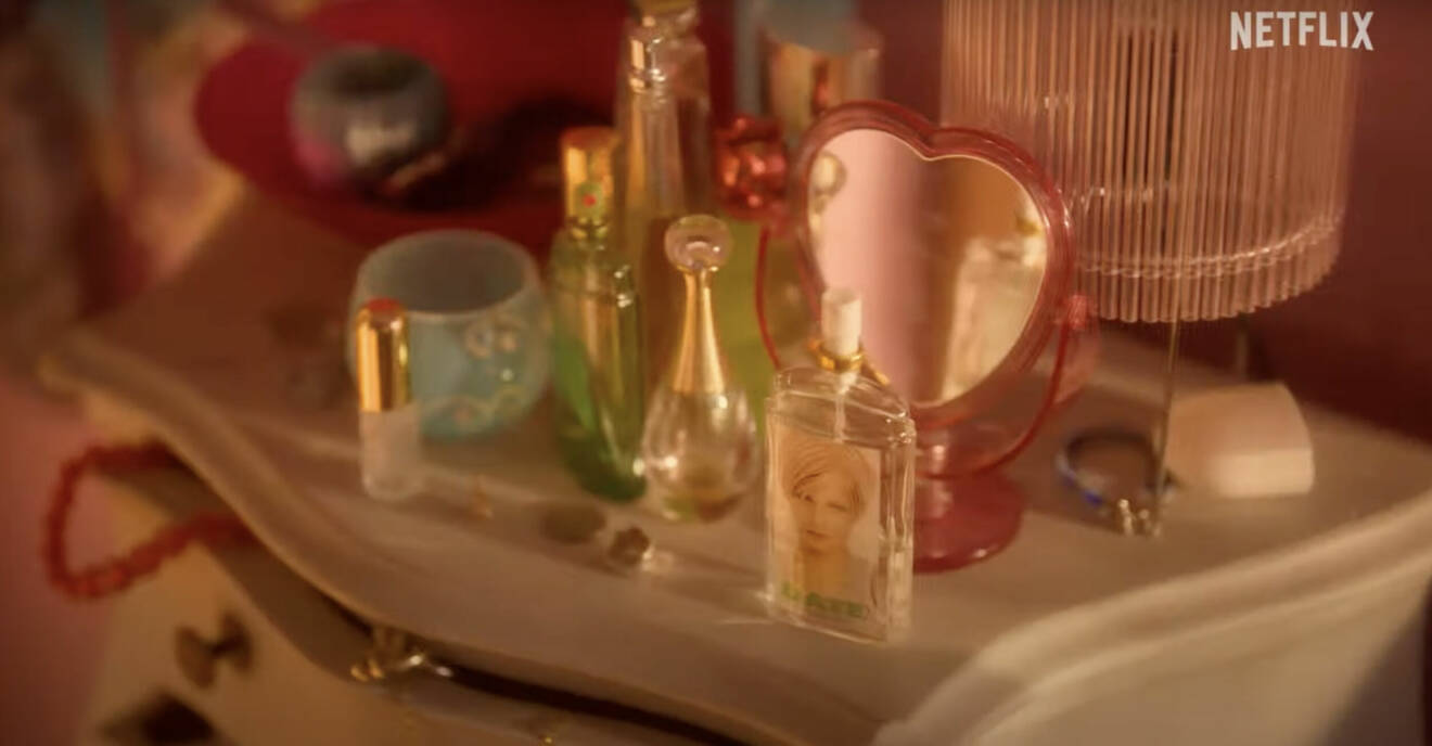 Date-parfymen på ett bord i filmen One more time