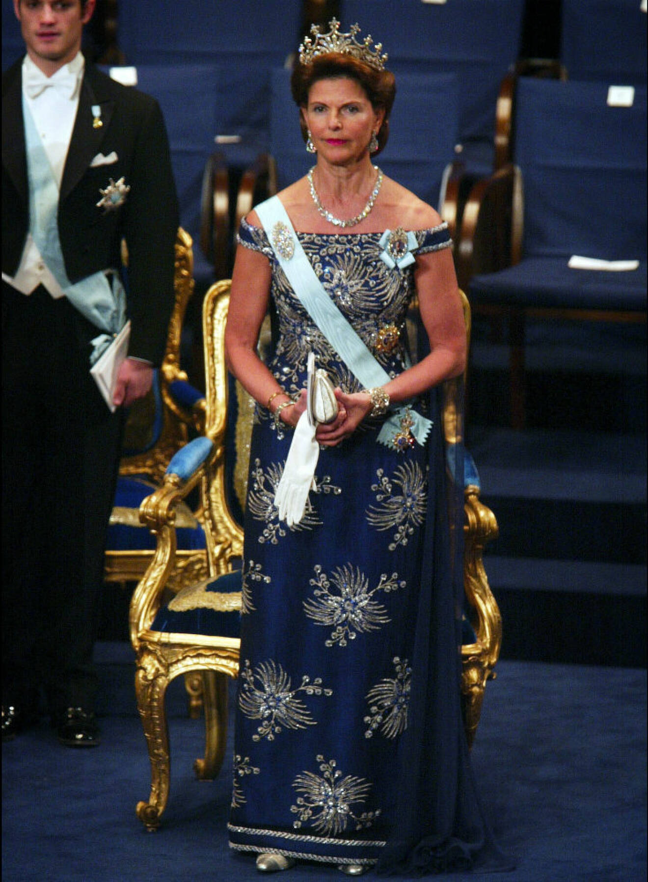 2002 bar drottningen en blå thaisidenklänning i design av Jörgen Bender