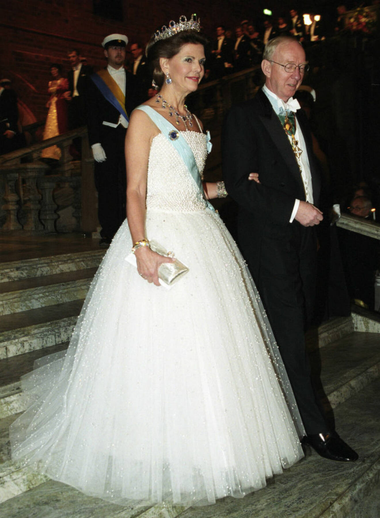 2001 bar Silvia en handbroderad klänning från Nina Ricci