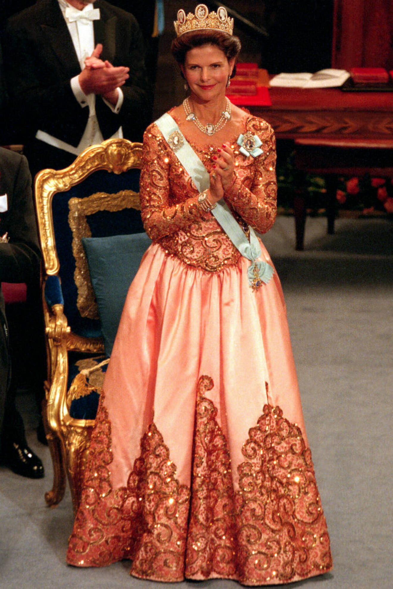 1998 bar drottning Silvia en duchesseklänning av Jacques Zehnder