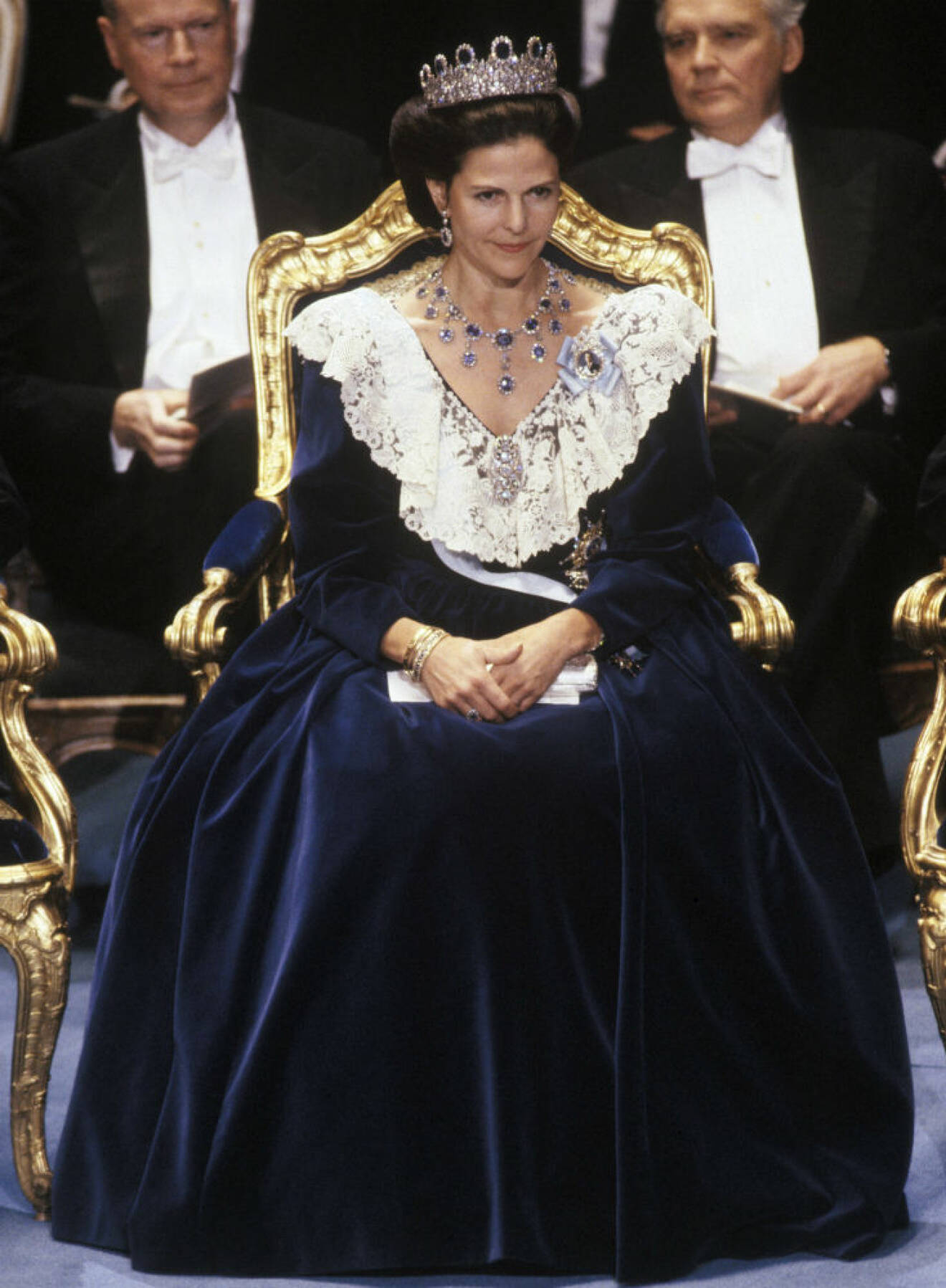 1990 bar drottningen en mörkblå sammetsklänning sydd på Ateljé Felicitas