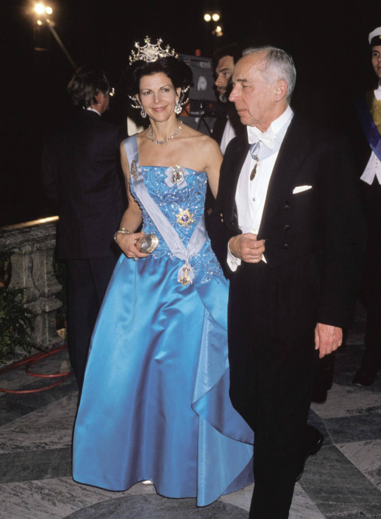 1989 bar Silvia en turkosblå sidenduchesse med pärlbroderat liv av Bender