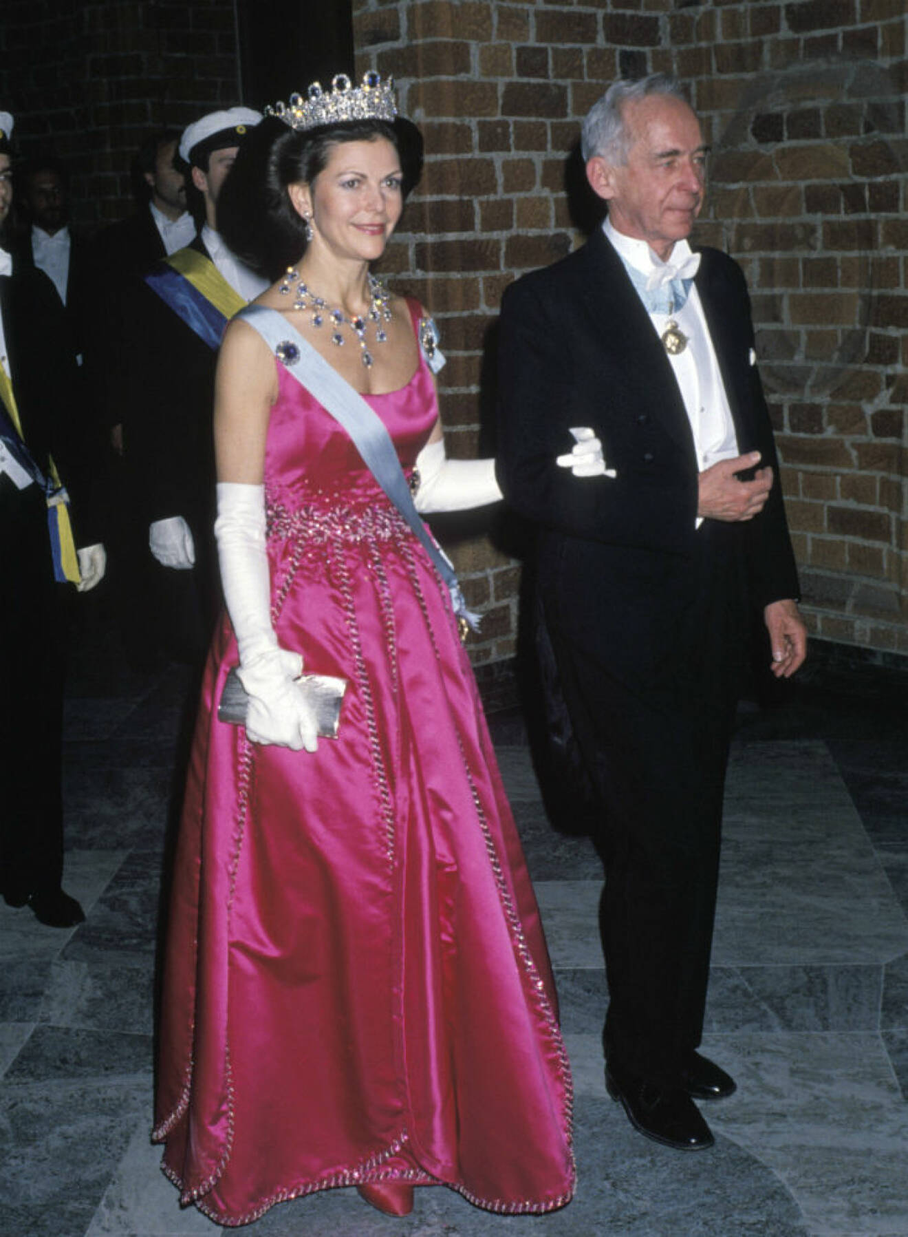 1988 bar Silvia en klänning med slätt liv, design Jörgen Bender