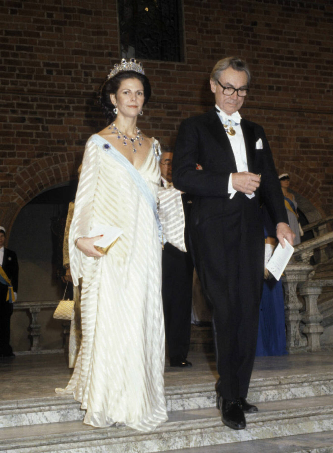 1981 Drottning Silvia i krämfärgad klänning av Olga Persson