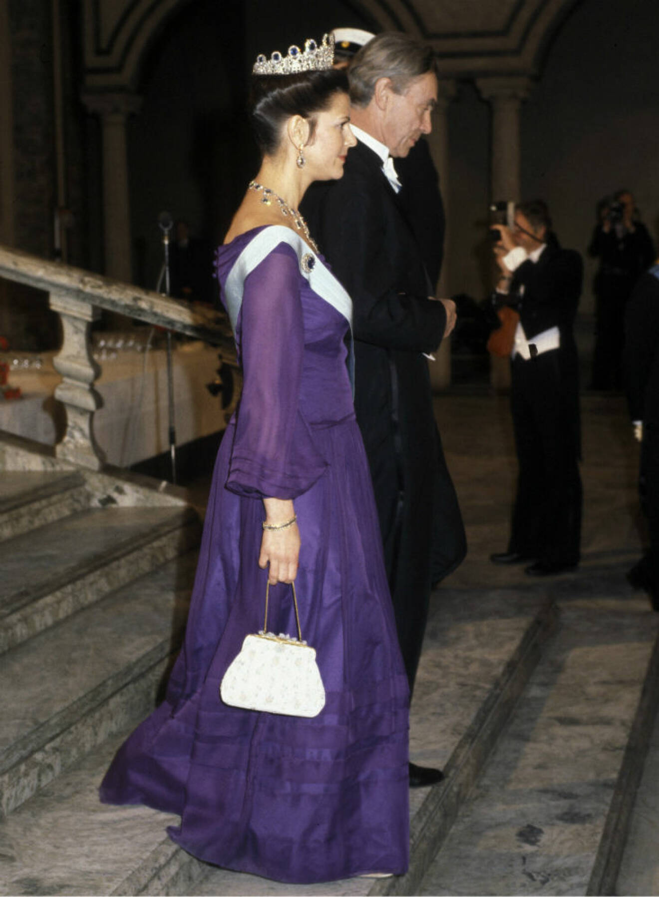 1978 bar drottning Silvia en klänning i lila chiffong skapad av Olga Persson
