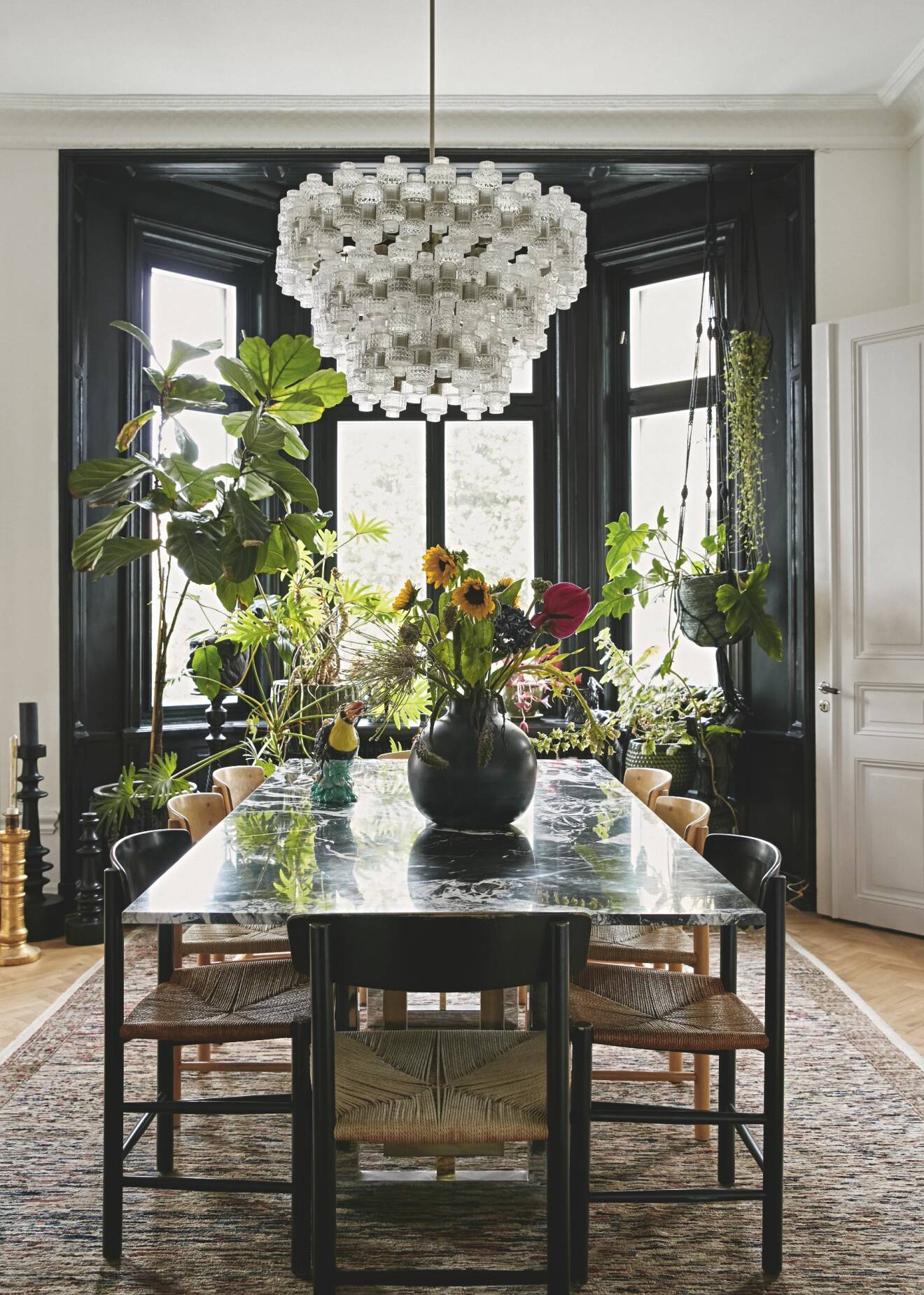 Hemma hos Acnes grundare Tomas Skoging matsal blommor