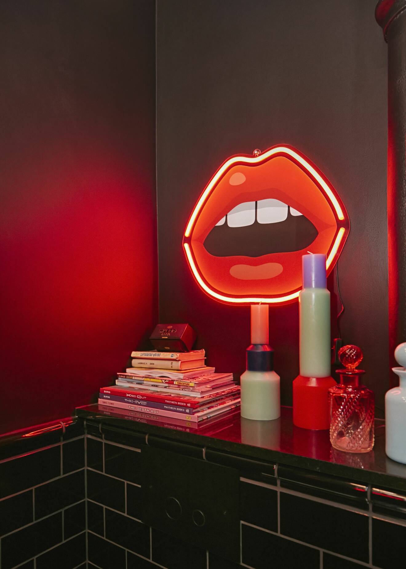 Hemma hos Acnes grundare Tomas Skoging lipstick mun