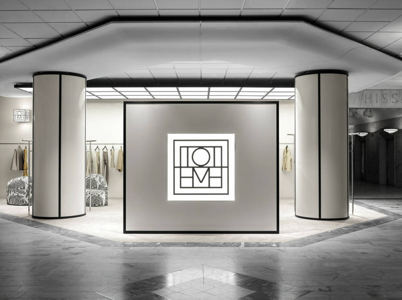 Toteme öppnar ny butik på NK i Stockholm provrum exklusiv