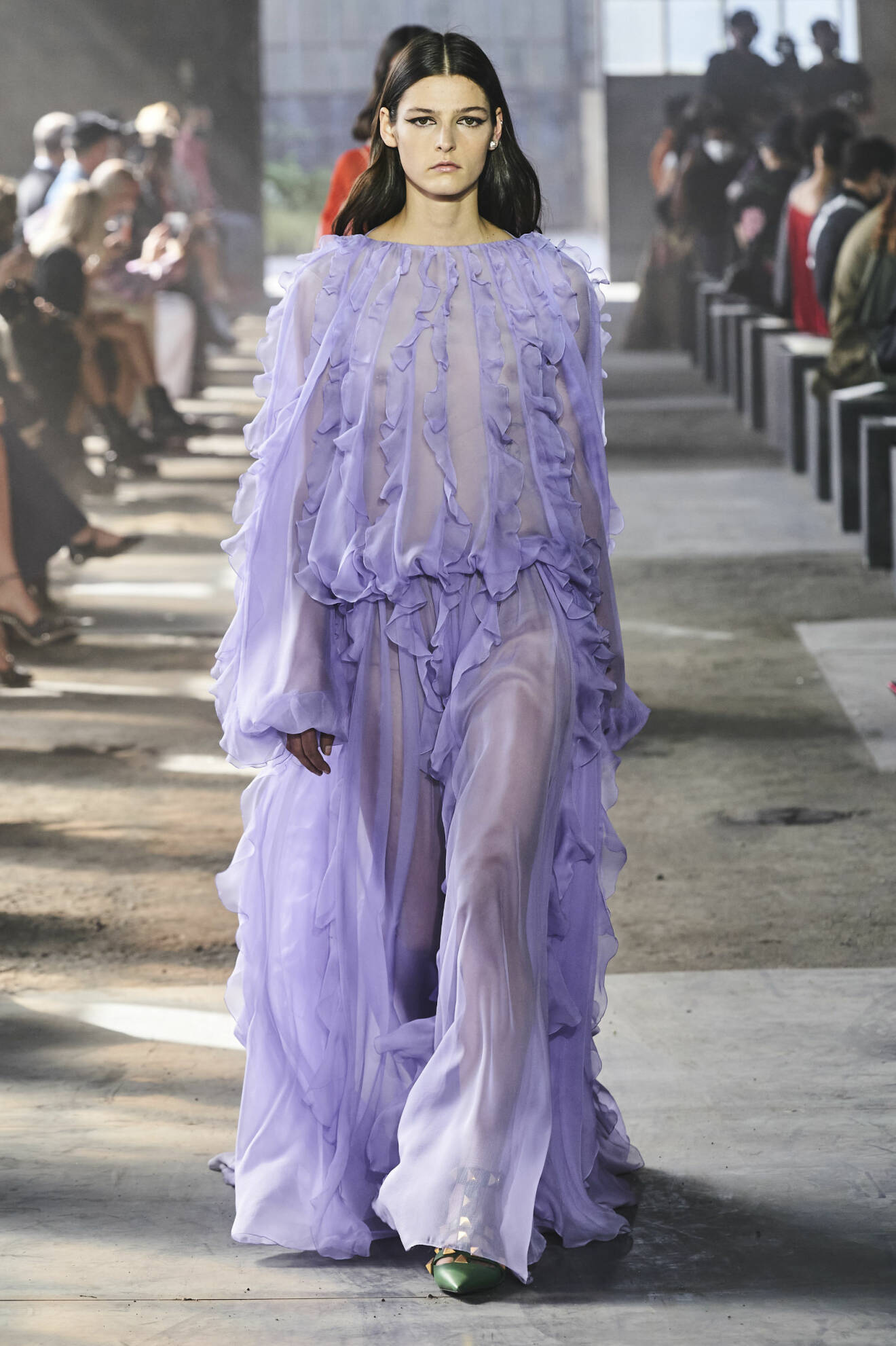 Lavendel lila transparent klänning Valentino 2021 vårmode