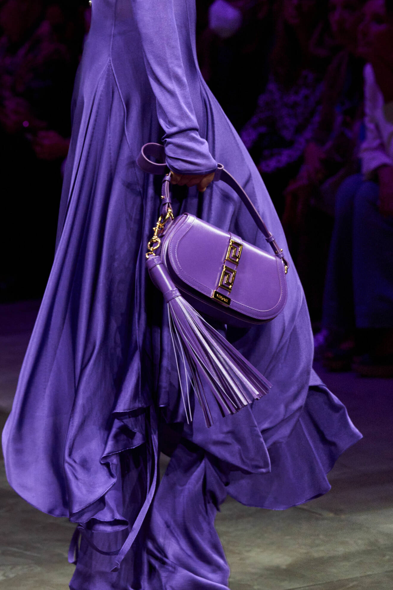 Lila väska i runda drag med gulddetaljer. Versace SS23