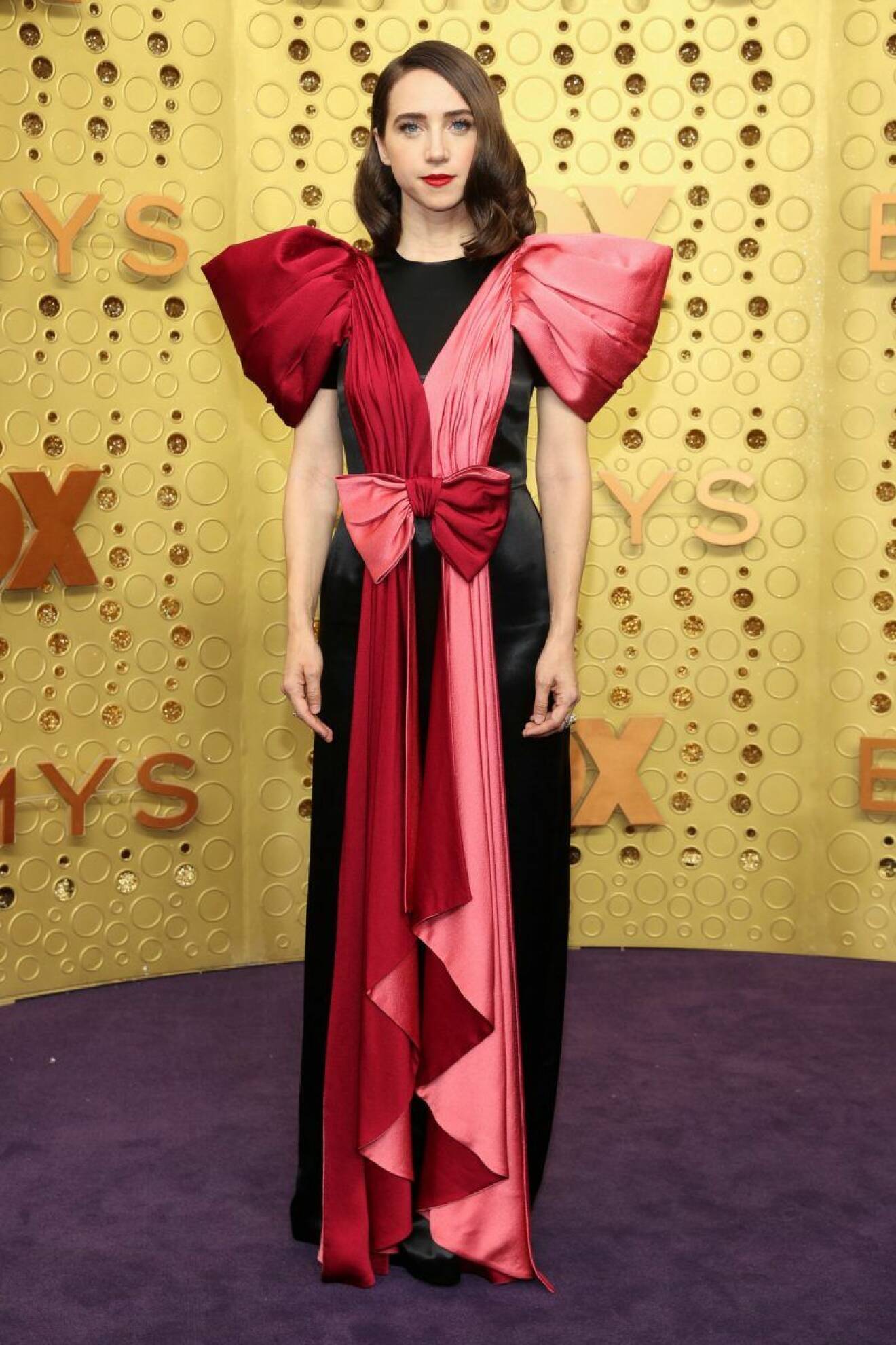 Zoe Kazan på röda mattan på Emmy awards 2019