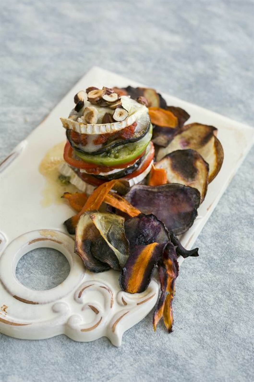 Auberginebakelse med chévre och rotfruktschips. Auberginebakelse med chévre och rotfruktschips.