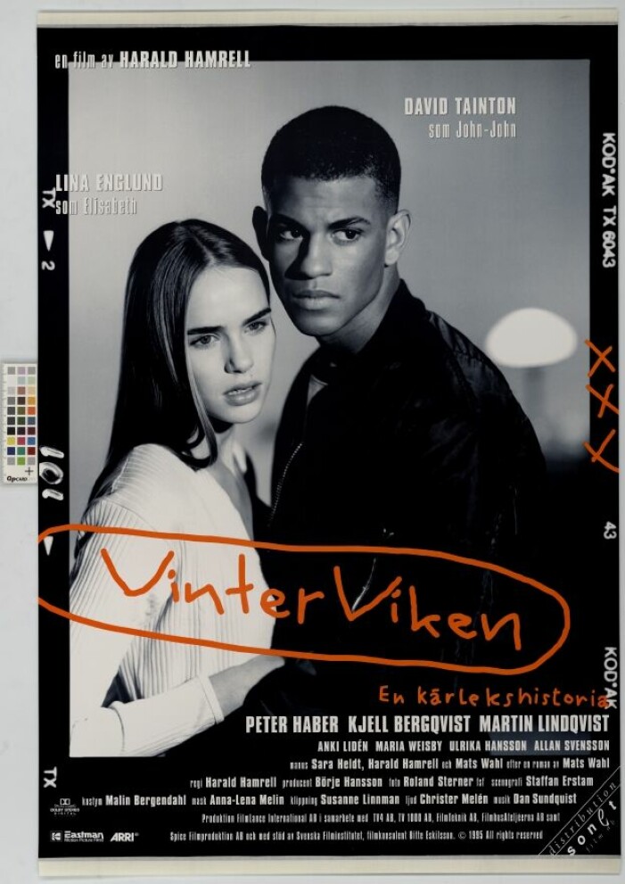 En <em>Romeo och Julia</em>-klassiker från 90-talet där John-John under middagen blir förälskad i familjens äldsta dotter Elisabeth. vinterviken-plansch från 1996 i svart vitt