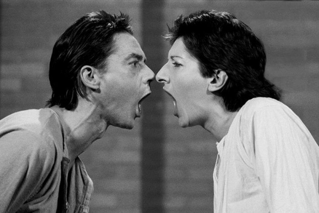 Ulay/Marina Abramovic performance filmat av 15 minutes, RTB television studio, Liège, Belgien, 1978, © Ulay/Marina Abramovic Courtesy of the Marina Abramovi_ Archives Ulay/Marina Abramovi_ AAA-AAA Performed for television 15 minutes RTB television studio, Liège, Belgium February, 1978 © Ulay/Marina Abramovi_/Bildupphovsrätt 2017 Courtesy of the Marina Abramovi_ Archives