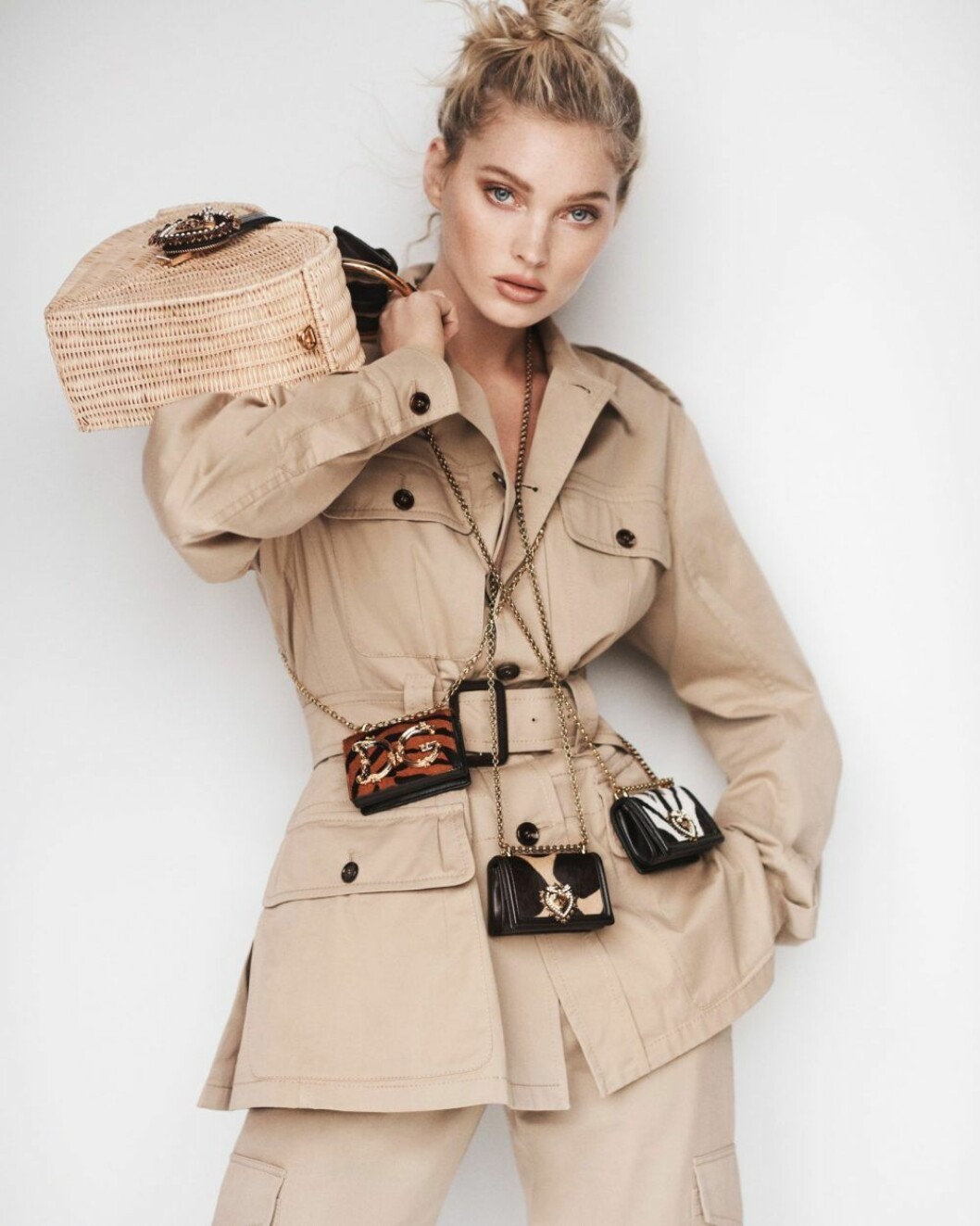 Safarijacka, 16 050 kr, byxor, 8 320 kr, stor väska, 41 015 kr, och mikroväskor, från 7 130 kr/st, allt Dolce & Gabbana. Så stylar du säsongens accessoartrend, safarijacka