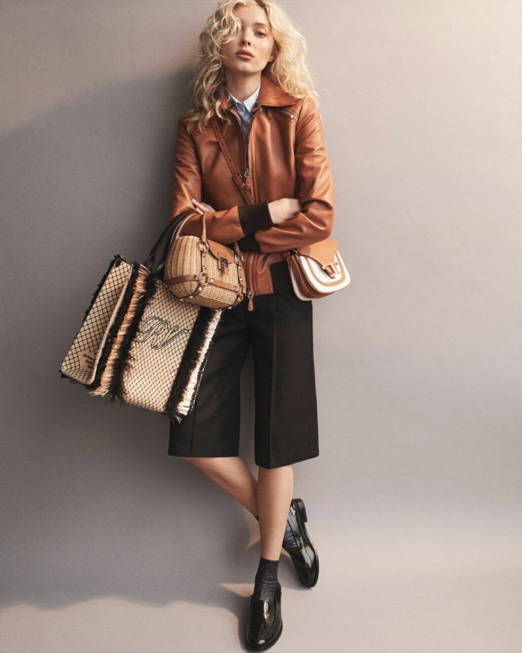Läderjacka, 45 565 kr, skjorta, 7 595 kr, bermudashorts, 4 555 kr, crossbodyväska, 15 180 kr, och loafers, 6 425 kr, allt Tod’s. Toteväska, 25 700 kr, Roger Vivier, korgväska, pris vid förfrågan, Michael Kors, strumpor, pris vid förfrågan, Maria La Rosa. Så stylar du säsongens accessoartrend, brun skinnjacka