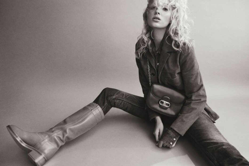 Kavaj, 23 000 kr, jeansskjorta, 5 200 kr, jeans 6 200 kr, väska, 24 500 kr, och stövlar, 14 500 kr, allt Celine by Hedi Slimane. Så stylar du säsongens accessoartrend, svart kavaj