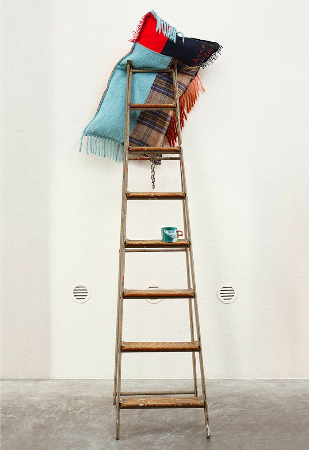 Kudde och kopp från Acne Studios