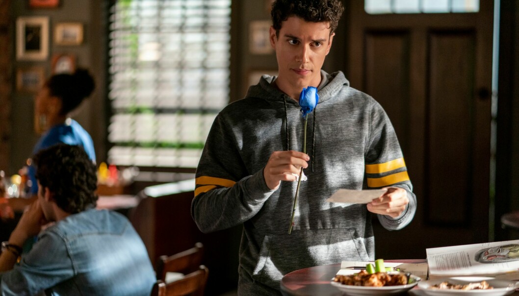 Adam DiMarco är en kanadensisk skådespelare som spelar karaktären Randall Carpio i Netflix tv-serie <span class=" italic" data-lab-italic_desktop="italic">The order</span>. DiMarco i tv-serien The order.