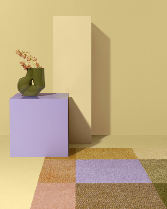 Inspireras av <span class=" italic" data-lab-italic_desktop="italic">Mix Teklan</span>, den grafiska mattan ursprungligen designad av Kristine Five Melvær för Heymat, men som har fått sig ett färgstarkt lyft i nya samarbetet med Tekla Evelina Severin. Foto: Heymat. Addera pasteller i ditt hem med pastellfärgade textilier, som mattor och sängkläder