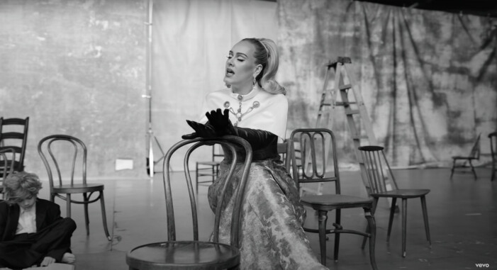 Adele bär Louis Vuitton i videon Oh My God
