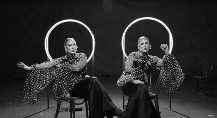 Adele bär Harris Reed i videon Oh My God