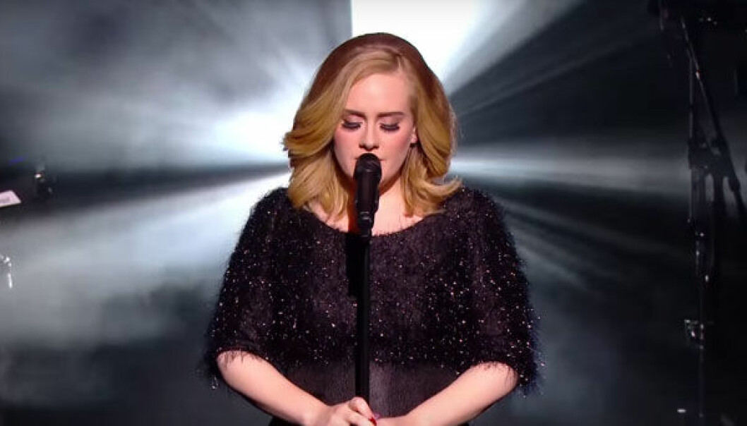 Adele börjar gråta på scen – tillägnar showen till Orlando