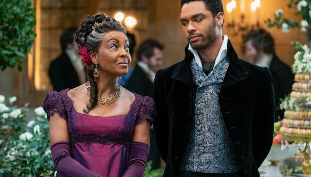 Adjoa Andoh och Regé-Jean Page i Netflix nya serie Famijen Bridgerton