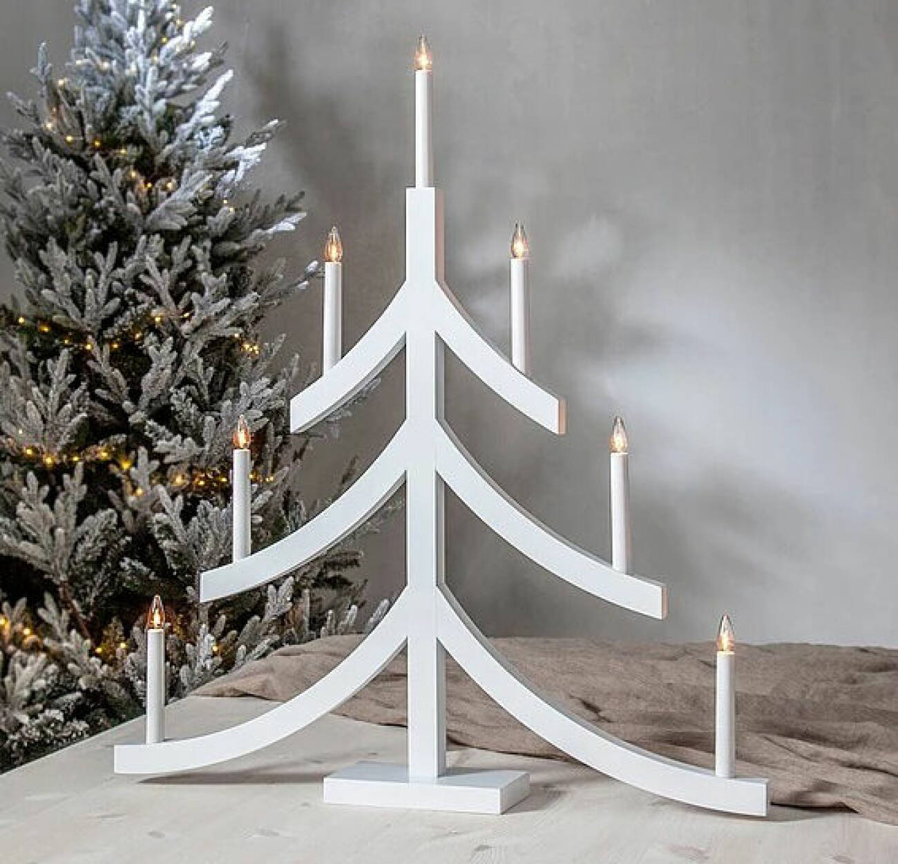 stor ljusstake till ljus tillverkad i trä och designad som en julgran av Charlotte Flack