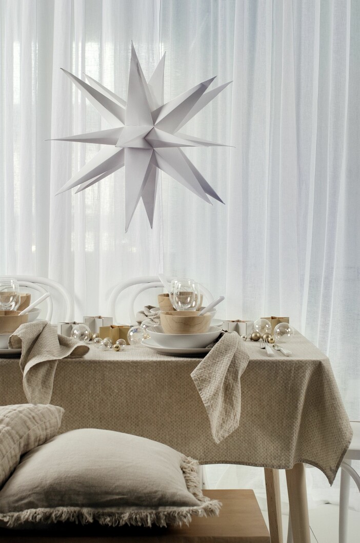 Tips! Gör en fin bordsdekoration genom att trä transparenta julgranskulor på en tråd. Lika fin till jul som vid alla andra vintermiddagar! Foto: Himla adventsstjärna som lampa